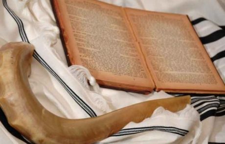 מדוע נוהגים שהחזן מסלסל במילת 'המלך' בתפילת שחרית? והאם יש לעמוד בשעת פתיחת ארון הקודש באמירת הפזמונים?