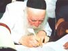 מה חשוב יותר: להחזיק עמלי תורה או לכתוב ספר תורה? – באדיבות “דרשו”
