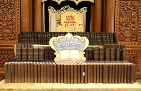 שִׂמְחוּ נָא בְּשִׂמְחַת הַתּוֹרָה – יִשְׂמְחוּ בַּחוּרִים בְּשִׂמְחַת הַתּוֹרָה: 'מעמד כבוד התורה' בישיבת 'דובר שלום' דחסידי בעלזא בעיר אשדוד
