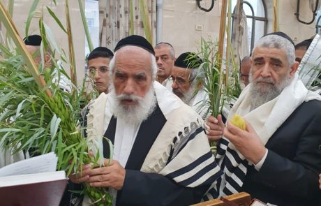 הרב הגאון ר’ שלמה מחפוד בהקפות – באדיבות עוזי ברק