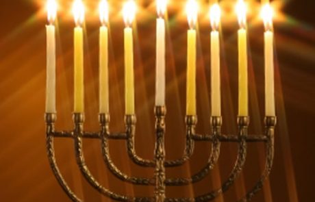 איך נכון לומר: "להדליק נר שֶׁל חֲנֻכָּה או שֶׁלַּחֲנֻכָּה"? – מאת אליהו גמליאלי – חוקר ומח”ס הדקדוק העברי –  “חקרי לשון”, “מענה לשון” , “אמרי לשון”