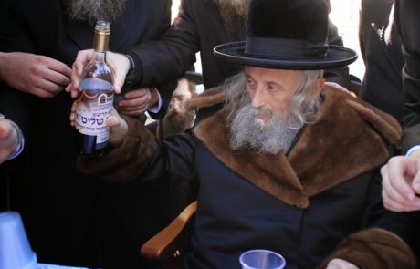 פקידת עקרות בזכות היין שהתברך ע"י מרן הגאב"ד הגרי"ט ווייס זצוק"ל