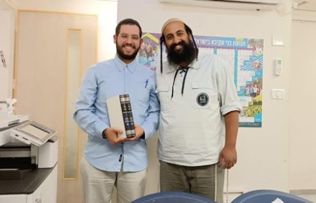 נריה בן סבו העניק למבשר קאפח מספריו "אור הנר"