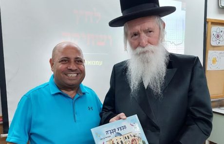 ילדים שירקדו וישמחו עם התורה וייהנו מהסוכריות בשמחת תורה לא יינזקו