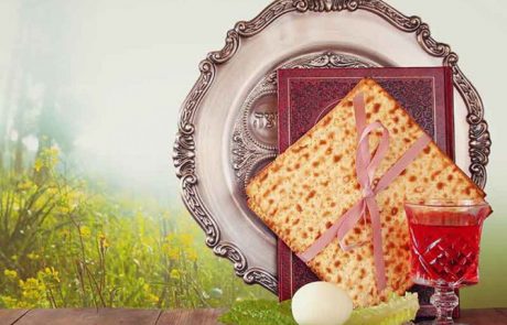 נהגו המדקדקים לברך איש לרעהו:”שבת הגדול ומבורך” או לומר: “שבת הגדול שלום” באדיבות “דרשו”